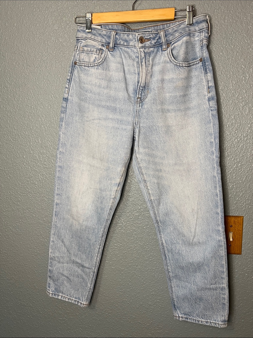American Eagle mom jeans, high waisted, light wash, strigid, sz 8 xshort women’s